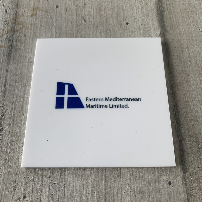 εταιρικό σουβέρ plexiglass με λογότυπο